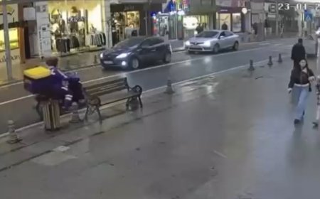 Seyir halindeki motosiklet alev aldı; o anlar kamerada