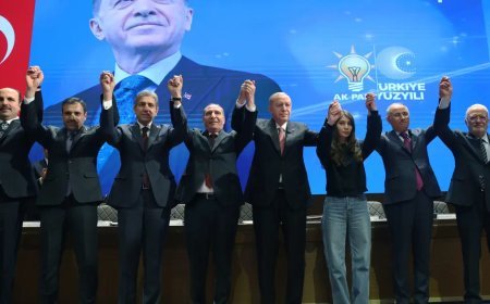 4 belediye başkanı AK Parti'ye katıldı. Rozetlerini Cumhurbaşkanı Erdoğan taktı