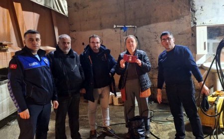 Çöpe atılan cüzdan, belediye ekipleri tarafından bulunup sahibine teslim edildi