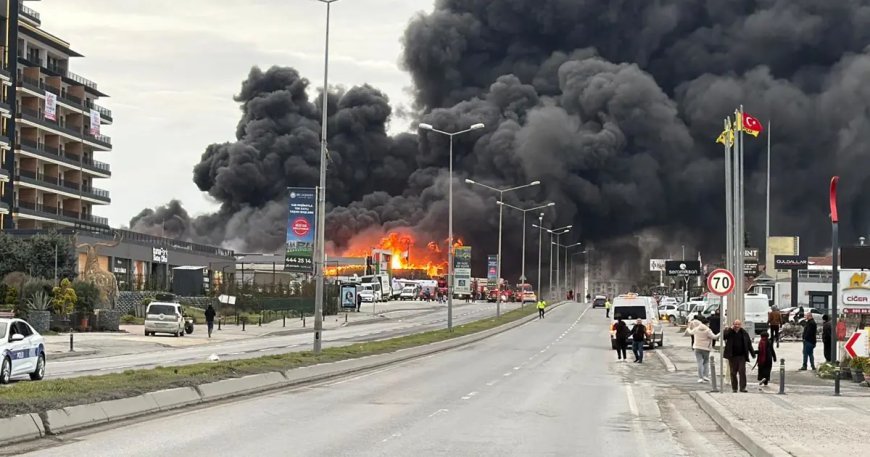 Büyükçekmece'de şirket deposunda yangın