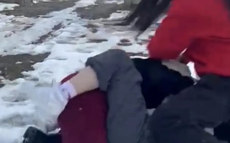 Ortaokul öğrencilerinin önünü kesip darp ettiler