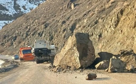Karayolunda dev kaya dehşeti. Faciadan dönüldü