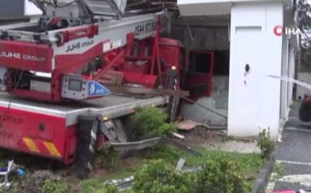 Büyükçekmece'de vinç, diş kliniğine çarptı. Yaralılar var