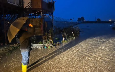 Antalya'da şiddetli sağanak. Hortum çıktı, elektrikler kesildi