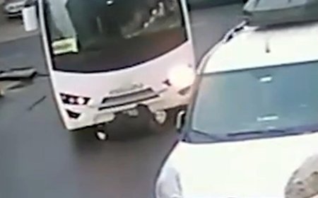 Midibüsün çarptığı kadın yaralandı; kaza kamerada