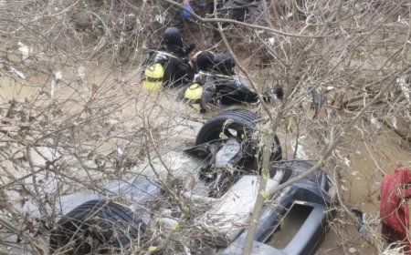 Dereye uçan otomobildeki 2 kız kardeş hayatını kaybetti. Sürücü ve diğer yolcu kaçtı