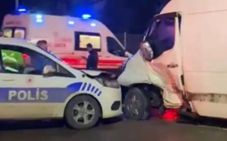 Sultanbeyli’de polis aracı ile otomobil çarpıştı: 3 yaralı