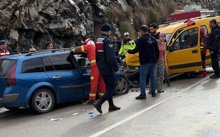 Araçlar kafa kafaya çarpıştı. Babaanne ve 3 yaşındaki torunu öldü