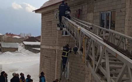 Kar temizlerken çatıda asılı kalan kişiyi ekipler kurtardı