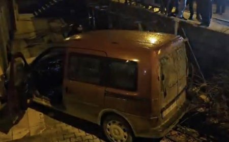 Otomobille çarpışan hafif ticari araç apartman boşluğuna savruldu: 2 yaralı