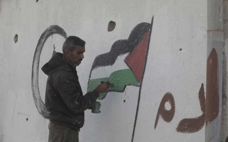 Filistinli Hani, İsrail saldırılarında yıkılan evlerin duvarlarına Ramazan ayı için resimler çiziyor