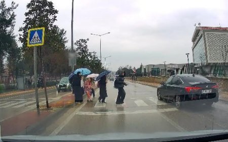 Yayalara yol vermeyen otomobil öğrencileri tehlikeye attı