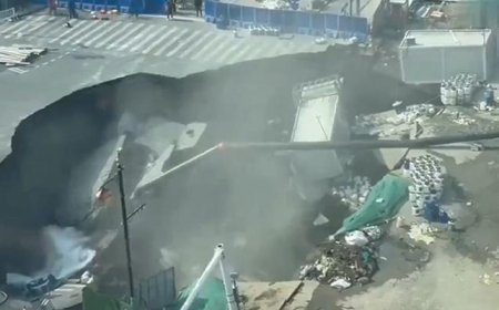 Metro inşaatının olduğu güzergahtaki kavşak çöktü! Dev çukur, caddeyi yuttu