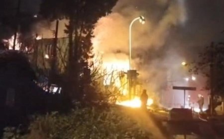 Üsküdar'da 2 katlı metruk bina alev alev yandı