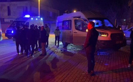 Bursa'da servis minibüsü ile otomobilin çarpıştığı kazada 9 kişi yaralandı