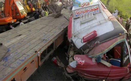 Pakistan'da yolcu otobüsü ile tır çarpıştı! Çok sayıda ölü ve yaralı var
