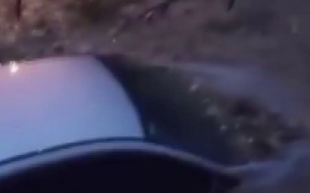 Sele teslim olan yollarda araçlar mahsur kaldı: Yaşanan zor anlar kamerada