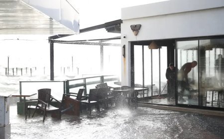 İzmir'de deniz taştı, yollar su altında kaldı