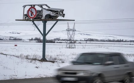Yol kenarında sergilenen hurda araçlar trafikte farkındalık oluşturuyor