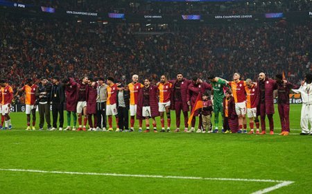 Galatasaray, galibiyeti taraftarıyla kutladı!
