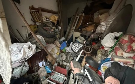 20 kamyon dolusu çöpü 25 yılda evinde biriktirmiş