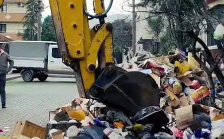 Mahalleli kötü kokuyu ihbar etti, evden 30 ton çöp çıktı