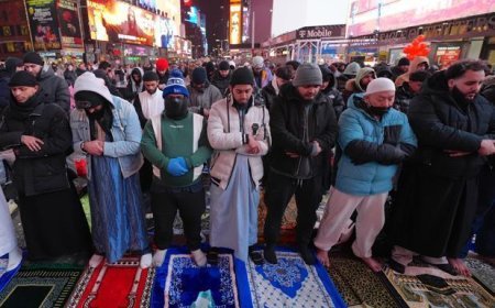 ABD'nin kalbinde iftar ve teravih namazı: Times Meydanı’nda yüzlerce Müslüman bir araya geldi