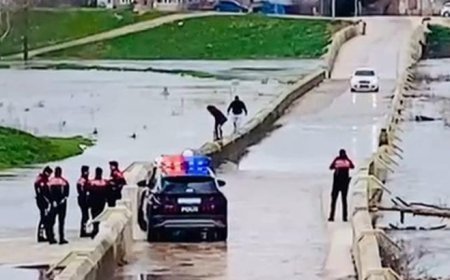 Polisin uyarısına rağmen tehlikeli köprüden geçip düşme tehlikesi atlattılar