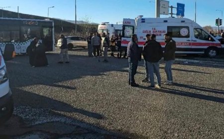 Bingöl'de ambulans ile hafif ticari araç çarpıştı: 5 yaralı