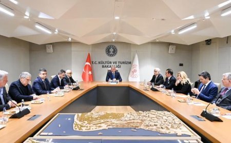 Bakan Ersoy yapımcılarla görüştü: Konu Türk dizilerine yapılacak yardım