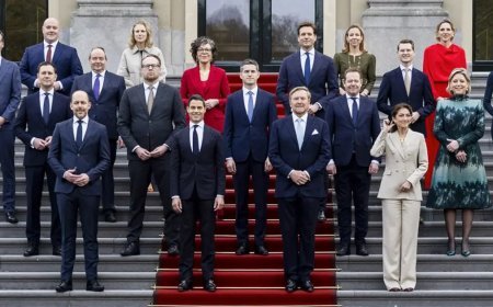 Hollanda'da yeni hükümet üyeleri yemin ederek göreve başladı