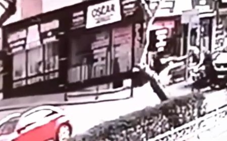 Kamyonet ve otomobile çarpıp takla atan motosikletin sürücüsü yaralandı; kaza kamerada