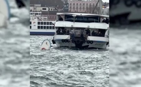 Karaköy'de yolcu vapurunun çarptığı teknedeki kişi denize düştü
