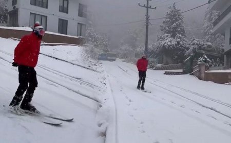 Bursa’da karı fırsata çevirdi! Şehir merkezinde kayak yapan vatandaş kamerada