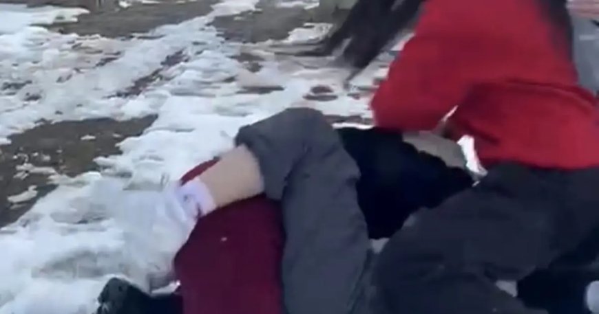 Ortaokul öğrencilerinin önünü kesip darp ettiler