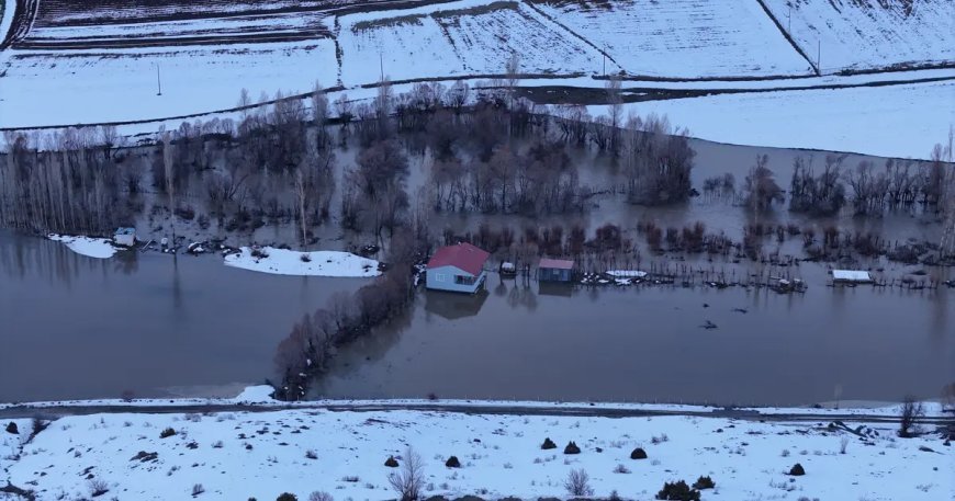 Kar kalınlığı iki metreyi bulan karlar eridi, yollar ve evler sular altında kaldı