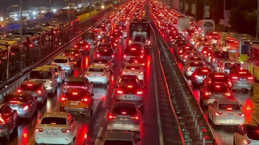 İstanbul'da trafik yoğunluğu yüzde 90'a ulaştı! Yollar kıpkırmızı