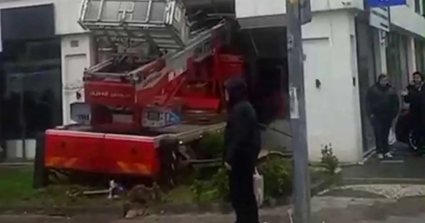 Büyükçekmece'de sepetli vinç diş hekimliği polikliniğine daldı