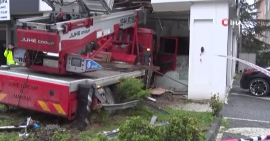 Büyükçekmece'de vinç, diş kliniğine çarptı. Yaralılar var