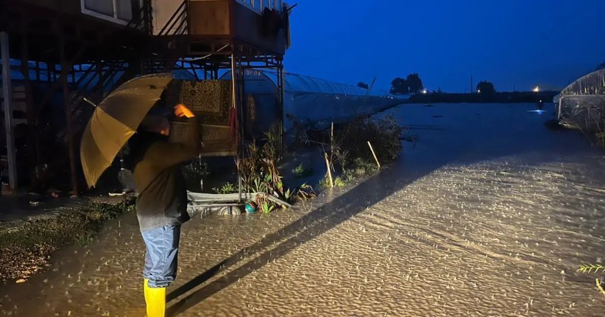 Antalya'da şiddetli sağanak. Hortum çıktı, elektrikler kesildi