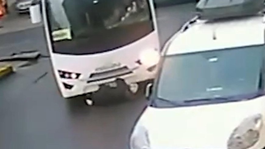 Midibüsün çarptığı kadın yaralandı; kaza kamerada