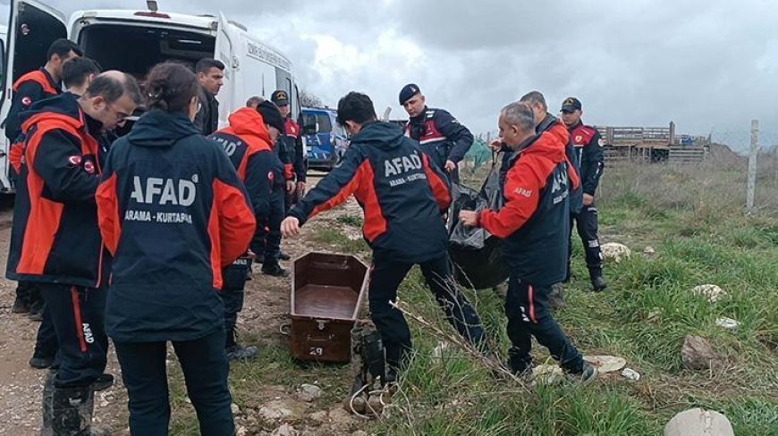 İzmir'de otomobil, dere üzerindeki köprüden geçerken sele kapıldı! 2 kişi hayatını kaybetti