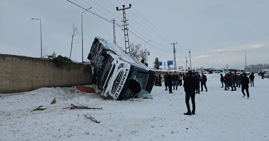 Ağrı'da yolcu otobüsü devrildi. Çok sayıda yaralı var