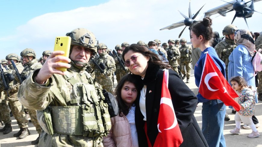 Almanya'da NATO tatbikatına katılacak Mehmetçikleri, aileleri uğurladı