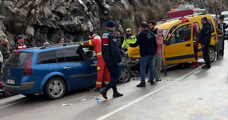 Araçlar kafa kafaya çarpıştı. Babaanne ve 3 yaşındaki torunu öldü