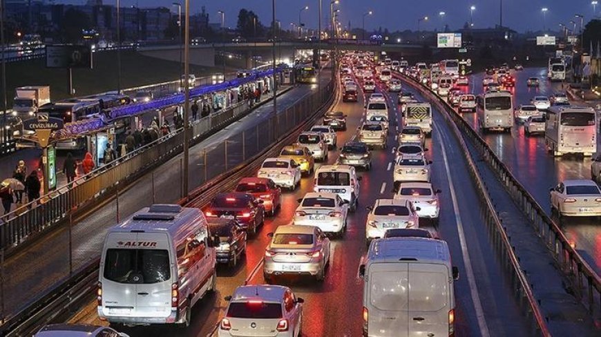 İstanbul’da trafik kırmızı alarm veriyor! Yoğunluk yüzde 87’ye ulaştı