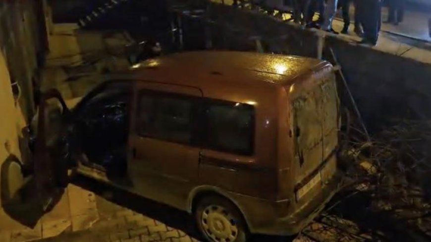 Otomobille çarpışan hafif ticari araç apartman boşluğuna savruldu: 2 yaralı