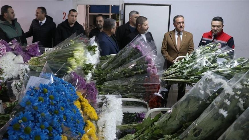 Çiçek mezatında Sevgililer Günü yoğunluğu