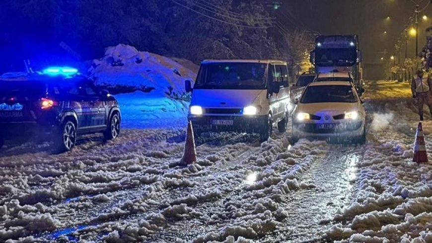 Muş-Bingöl kara yolunda 40 araçta mahsur kalan 80 kişi kurtarıldı