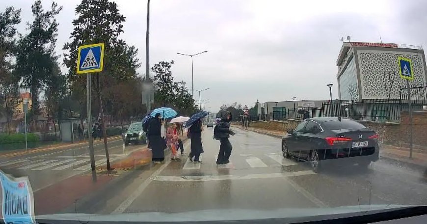 Yayalara yol vermeyen otomobil öğrencileri tehlikeye attı